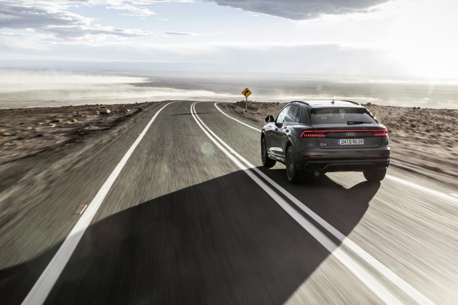  Audi Q8 55 TFSI Quattro S-Line 2018 года  (WW) (фото 10 из 36)